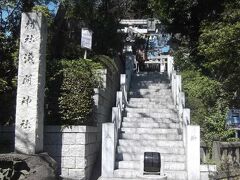 浅間（せんげん）の神社入口．　前に何かがあります．