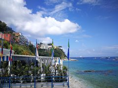 私たちが宿泊するホテルは、Capri Dreaming B&B
https://goo.gl/maps/dADpCFfQMsb5mzYJ9

booking.com紹介
https://www.booking.com/s/11_6/sauror74

アナカプリの次のバス停「Piazza della Pace」から
歩いてすぐの可愛らしいホテルです。

陽気なおじさんが出迎えてくれて、
コーヒーとクッキーを出してくれました！

こんなにwelcomeしてくれたらとても幸せな気持ちになりますね！

おじさんは英語は話せませんが、google翻訳を使ったり、
身振り手振りでホテルを案内してくれてとても安心でした！

朝ごはんはトースト、クロワッサン、パウンドケーキ、
フルーツ、チーズ、ハムなど、
手軽に食べられる物を用意してくれていて助かりました！

