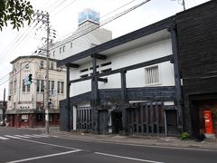 弘前市指定「趣のある建物 」
明治30年創業の津軽塗田中屋と奥は昭和2年建築の旧弘前無尽社屋。