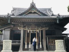 森戸神社（葉山町の重要文化財に指定）

神社の後ろ側が海になっている。
前の女性のお参りが長く、なかなか終わらないので後ろ姿をパチリ。

叔母と私は並んで手を合わせた。
私は今日の日を感謝して・・・
叔母は何を祈ったのかな。