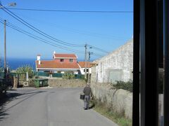 シントラ駅からは、ロカ岬行きのバスに乗り換えです。
一番前の席に座れました。