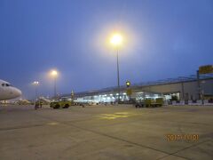 さて、マドリードからエティハド航空で日本へ帰るのに、マドリードで前泊します。

朝のリスボンの空港です。
AM7：00なのに、暗いです。