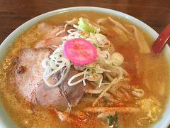 昼飯はやはりラーメン。
ラーメン横丁のラーメン屋ではなく、地元のチェーン店へ