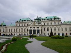 南側ゲートから入場しましたが、広大な敷地内には池や噴水、花壇の庭園があり、美しい宮殿が見えてきます。