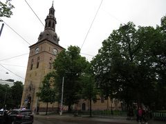 オスロ大聖堂

こちらの大聖堂、オスロの中心地に位置しており、町のランドマーク的な存在でもあります。オスロ中央駅からカール・ヨハン通りを王宮方面に向かっていると右側に見えます。