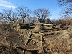 9:57
着きました。
二ノ塔(標高1140m)の山頂です。
富士見橋から高低差425mを1時間で登りました。