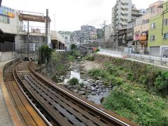 崇福寺停留場。
川の上に路面電車の駅を作っちゃうという、何とも興味深い作りをしています。しかもカーブになっている。何故こんなところに作ったのか...