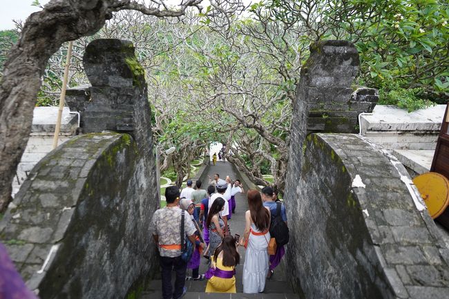 ウルワツ寺院。人がすごい。<br />入り口でサロンを借りて入ります。