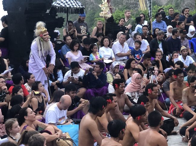 最初の方（？？）で途中で帰る人もいましたが<br />最後まで見てほしい！！おもしろい！！<br /><br /><br />観賞終えてガイドさんと合流。<br />ザ・リッツカールトン バリへ移動します。<br /><br />普通に車で敷地に入り、セキュリティーチェック。<br />更に入り口で荷物検査。厳重です。<br /><br />そしてロビーの奥に行くと。。