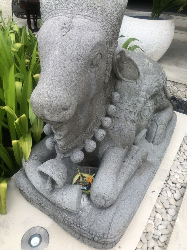 食べ終わったらロビーに集合です。<br />こんなとこにもお供え物が。かわいい。<br /><br />いよいよメインイベント。ですが<br />あまり写真がありません。（笑）<br />6月に披露宴を日本でするので<br />そこまでお楽しみとのこと。。早く見たい。。