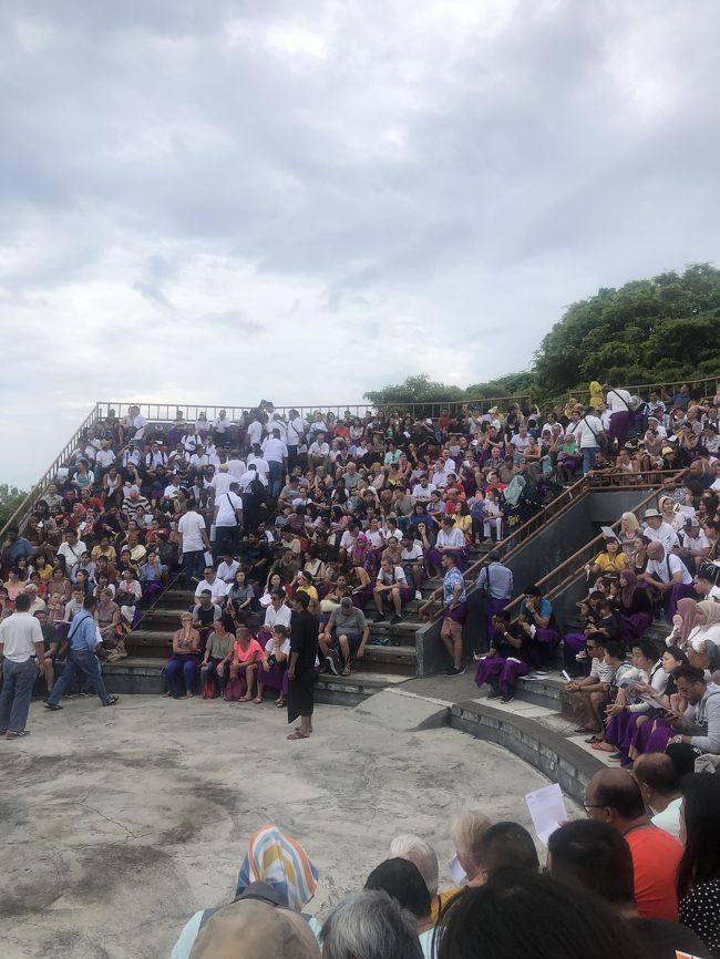 ケチャダンスへ。<br />ガイドさんのおかげでいい席とれました。<br /><br />どこまで入れるん？ってくらい<br />ものすごい人だらけになります。