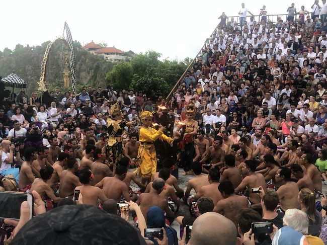 人だらけ。<br /><br />セリフはないけど、事前に渡される説明で<br />なんとなく話は分かります。<br /><br />最後の方はお客さん巻き込んで<br />すんごい楽しい。めちゃめちゃ笑いました。