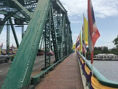 ［サパンプット］& チャオプラヤー川

（※ ブラインドですが 階段有ります上れます）

右手は メモリアル船着場