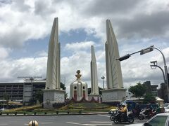 予定の［民主記念塔］で折り返し、、

（この辺り ディンソー通り～泊まってみたいかな～！？）