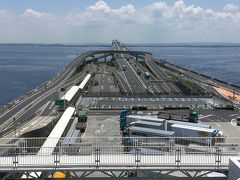 展望デッキからは東京湾アクアラインとバスの駐車場も見えます。
