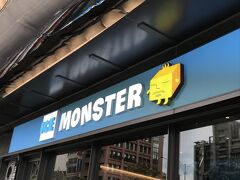 噂のスイーツ店、『アイスモンスター』(信義店)の看板。店内は若い女性とカップルがいっぱいでとってもおじさんは入れませんって。(＞_＜)