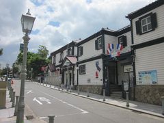 その並びは「洋館長屋・仏蘭西館」、

左右対称に建つ外国人向けの住宅、アパートだったんでしょうね。
この通りの眺めは絵に描いたようで、出来過ぎです？…。
＊入館料５５０