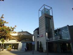 13:32　 Poitiers駅着

晴れ！そして暑いっ
事前にショーヴィニー行きのバスを確認しておこう（駅に隣接のバスターミナル）
昼休みなのかいつもなのか、駅もバスの窓口もクローズ
「Lignes en Vienne」社の時刻表はあるけど、「OuiBus」のがない・・・
あったと思ったら、時刻表箇所が白い紙で伏せられている。これはもしかして・・・
OuiBusは絶賛ストライキ中のSNCF運営のバス。ってことで事前に数ヶ所で尋ねたところ走ってそうだったし、SNCF ＨＰの乗車日検索でも出てきたし、大丈夫だろうと・・・
万が一運休（っていうかかなり濃厚）だと「Lignes en Vienne」社の7:45発しかない。ま、代わりがあるだけいいか。後で街のインフォで確認しよう

まずはホテルへ
駅から徒歩15分程だけど、スーツケースもあるし、坂道＆階段みたいなのでタクシーで
乗り場に車が来る気配がない。みると「モバイルで呼べ」的なことが・・・。ま、駅前だし、いつか・・・不安になったころ、ようやく１台滑り込んできた～