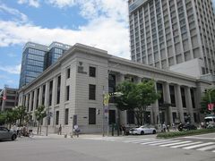 西へ３ブロック行った角に威風堂々たる重厚な造りは「神戸市立博物館」、

昭和１０年、旧横浜正金銀行神戸支店とし建てられ、戦後は旧東京銀行神戸支店と永年使用されたようです。