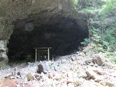 天安河原に来ました。
西本宮からは10分程歩きました。

天岩戸神社西本宮から岩戸川に沿って徒歩で約10分、
天照大神（アマテラスオオミカミ）が岩戸に
お隠れになった際、天地暗黒となり八百万（やおよろず）の
神がこの河原に集まり神議されたと伝えられる大洞窟。
別名「仰慕ヶ窟（ぎょうぼがいわや）」とも呼ばれています。
以前は社のみがあり信仰の対象となっていたが、いつのまにか
祈願を行う人たちの手によって石が積まれていくようになりました。
現在では無数にある積まれた石が天安河原の神秘的かつ幻想的な
雰囲気を一層引き立てています。
（高千穂観光協会より引用）


