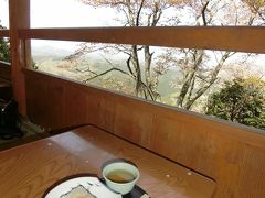 徒歩で上千本まで降りてきました。
途中の茶屋で葛餅休憩。これかなり大きくて一人で食べきれないほどでした。
桜吹雪がとてもきれい。休憩所にも桜の花びらが落ちてきます