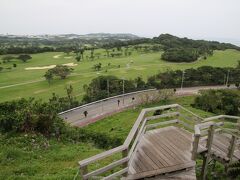 糸数城の道路を隔てて琉球ゴルフ倶楽部があります。