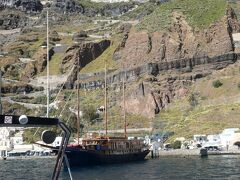 白い町並みは島の中央部西岸のフィラの町です。海抜220mの高台の町です。テンダーボートはオールドポートの港に到着します。