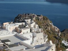 崖沿いの小径を進むと、イア城跡が見えてきました。イア城（The Castle of Agios Nikolaos）は15世紀に建造されましたが、現在は城の一部が遺跡として残っているだけです。崖に突出した箇所にあり、夕日鑑賞のベストの場所だそうです。
ただ城跡の一部は1956年のサントリーニ大地震の際に、海に崩れ落ちたそうです。景観は良いけど、地震などでは要注意の場所のようです。