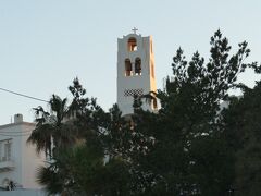 途中に高い鐘楼がありました。大聖堂（Orthodox Metropolitan Cathedral)です。サントリーニ島は実に沢山の教会がある島だと思います。