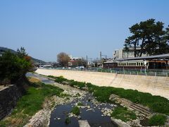 琴平駅に停まっているレトロ電車の300号・500号。折返しの運用までここで昼寝みたいですね。