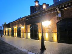 そのままハーバー沿いに建ち並ぶ異国情緒の演出をする煉瓦倉庫は、

「神戸煉瓦倉庫」と言ってショップやレストランのようです～。

ガス燈の雰囲気がエキゾチックです！…。