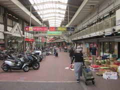 ここからは「湊川商店街」に成ります～、

パークタウンを始めとする５つの集まりを総じて湊川商店街です。
左側には今も”ダイエー湊川店”として旧名のままで営業してます。