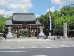 地上に上がれば楠公さんで親しまれてる「湊川神社」です。

足利尊氏と戦いに敗れ自害し、ここに楠木正成が祀られてる神社。
恐縮ですがここから合掌！。

ここまでが商店街ぶらぶら歩きです～。