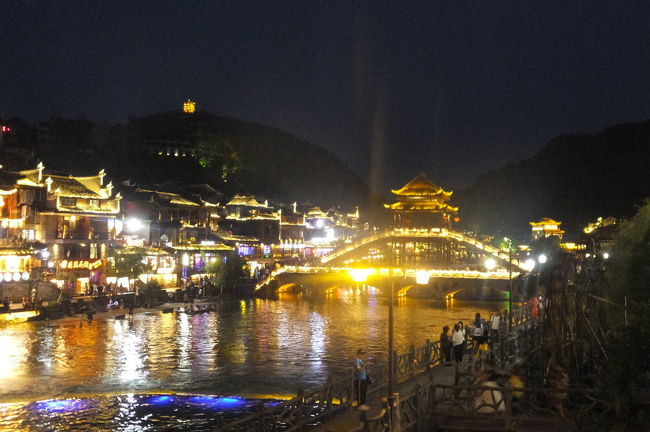 再び歩いて、古城の夜景を見学に出かけました。