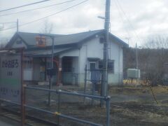 上尾幌駅です。1950年に上尾幌森林軌道は廃止されました。隣の尾幌駅までの区間でエゾ鹿を1匹みました。この駅の両隣駅までの別保～尾幌の区間がエゾ鹿出没ゾーンだそうです。