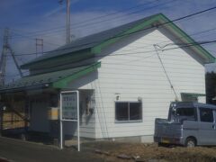 落石駅です。この駅でおばあさんとおばさんの親子らしい2人がスーツケース1個持って降りたら、おじいさんが軽自動車で待っていて荷台にそのスーツケースをあげようとしてました。この駅から隣の昆布盛駅の間でエゾ鹿5匹を見ました。