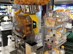 一番大きいデパート『El corte Ingles』の食品売り場へ。
あったー！これこれ。オレンジジュース生絞り機。
自分でボタンを押して横のペットボトルにいれていきます。
おいしい(*^-^*)