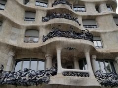 さて一つ目の建築、カサミラを見にやってきました♪
あいにくの雨で、雨の場合は危険を考慮して屋上には出られないんだとか・・・
ここは内部見学はおまけみたいなものという情報もあったので楽しみにしてたのになぁ。
すっごい形！