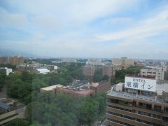 ６月６日午前８時半。
２泊した京王プレリアホテル札幌のお部屋の窓から。
北大の緑ともお別れ。
