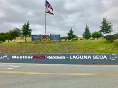 『ウェザーテック レースウェイ ラグナセカ』
（WeatrTech Raceway Laguna Seca）

■住所：1021 Monterey Salinas Hwy., Salinas, CA 93908
■TEL：(831) 242-8201
■公式HP：https://www.weathertechraceway.com

『ラグナセカ』はオートバイの国際レースのMotoGPや自動車レース、
ヒストリックカーのイベントなどが開催される、
西海岸を代表するサーキットです。

2001年からマツダが命名権を取得し、
『マツダ レースウェイ ラグナセカ』という名称になりましたが、
2016年に契約が終了し、2018年からは自動車用品メーカーの
ウェザーテック社が命名権を取得して現在の名称になりました。