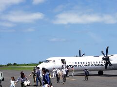 そして与論空港に着きました。

すでに座席はwebから指定済みでした、窓側席です。
しかし、スタッフさんにお聞きすると反対側の窓側席が１つだけ空いています。

反対側ね、、、と少し考えて、急きょその反対側の座席に変更して頂きました。

到着した便は折り返し那覇行きになります。
これから与論に滞在する方たちが続々と降りてきました。皆さん良いご滞在を☆彡

さて時間が来て離陸～またね与論島(;_;)/~~
ほんの少しの名残惜しさを抱きつつ、窓の外を見ていると。。。。。