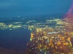 沖縄離陸時からアナウンスがありましたが、
連休初日の羽田空港は離発着が混雑していて、着陸時間の順番待ち。

おかげで、東京・千葉の上空をぐるぐると旋回する、やったぁ～！！！

１分でも長く乗っていたいので、最後にたくさん夜景を楽しませていただきました。

おしまい。