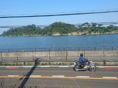 途中の車窓には、日本三景の松島が見えます。
とても美しい風景です。
