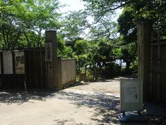 三渓園（１３：３２～１５：５２）を見学します。（７００円）
明治から大正で製糸・生糸貿易で財をなした横浜の実業家・原三渓がここに居住し、日本庭園を作り京都や鎌倉などから１７棟の歴史的建造物を集めました。


