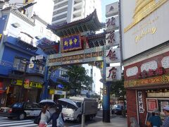 中華街入口で下車します。
朝陽門（東門）より入ります。