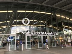 ＜ユトレヒト中央駅＞
ホールンからＮＳでユトレヒトに到着　16：12
途中乗り換えがあって少し焦ったけど、何とか・・・
オランダの鉄道は遅延しても対応できるので優秀です。
初心者には旅しやすい国ですね