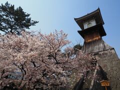 琴電琴平駅のとなりにある、高燈籠。