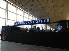 さて、香港国際航空でのスタバ。
ここは人気がありました。
人がいっぱい並んでおり香港航空の登場時間がなんと出発の１時間前から始まるということでスルー。
米国線は登場前にも色々検査。すっごく気を使っている印象（笑）