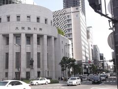 ホテルの隣には大阪証券取引所

周辺はオフィス街で落ち着いた雰囲気

ビルには商業テナントも入っていて、飲食店もありました。
地下鉄と京阪電車の北浜駅にもアクセスしています