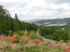 平沢峠から見た国立天文台野辺山 （宇宙電波・太陽電波観測所）とビニールハウスです。
ビニールハウスはレタスだそうで、それゆえか野辺山高原サラダ街道という名前の国道が走っていました。
天文台は下の方に見えるのでもっと上にないとと思ったが野辺山高原は
標高が1400m近くあるので環境的にはいいそうです。
